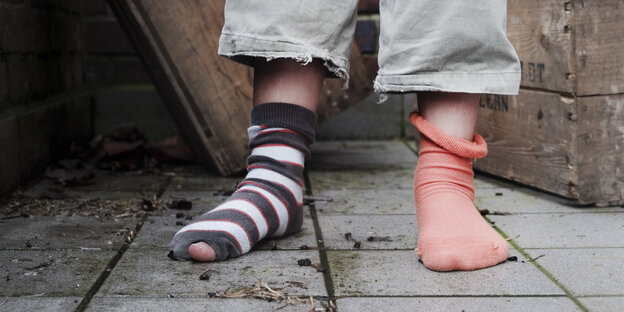 Kinderfüße mit unterschiedlichen Socken Kinderfüße mit unterschiedlichen Socken