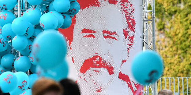 Viele Autos mit Luftballons fahren dicht hintereinander, auch Motorradfahrer sind zu sehen, manche halten Schilder hoch, auf denen "Free Deniz" steht Viele Autos mit Luftballons fahren dicht hintereinander, auch Motorradfahrer sind zu sehen, manche halten Schilder hoch, auf denen "Free Deniz" steht