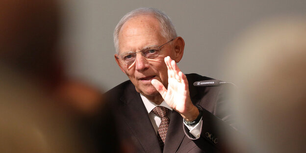 Wolfgang Schäuble hebt die Hand