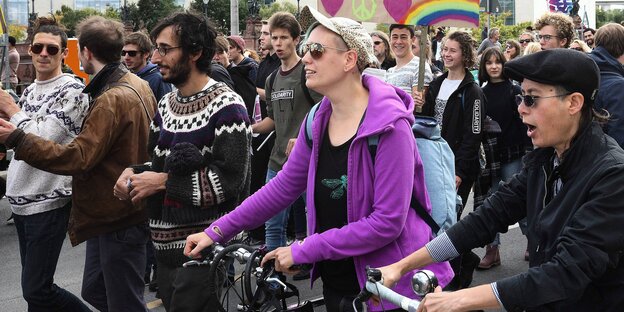DemonstrantInnen laufen am Bundeskanzleramt vorbei DemonstrantInnen laufen am Bundeskanzleramt vorbei