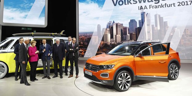 Merkel und ein SUV auf der IAA Merkel und ein SUV auf der IAA