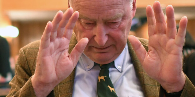 Alexander Gauland mit Hundekrawatte. Alexander Gauland mit Hundekrawatte.
