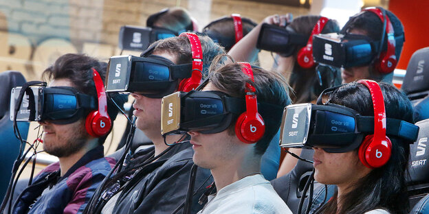 Eine Gruppe Menschen, die Virtual Reality Brillen trägt Eine Gruppe Menschen, die Virtual Reality Brillen trägt