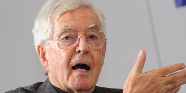 Der Architekt Albert Speer junior hält eine Rede auf einer Pressekonferenz Der Architekt Albert Speer junior hält eine Rede auf einer Pressekonferenz