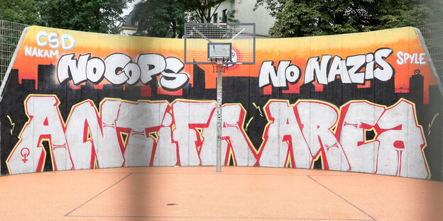Ein Graffiti mit der Aufschrift „No Cops, No Nazis, Antifa-Area“ Ein Graffiti mit der Aufschrift „No Cops, No Nazis, Antifa-Area“