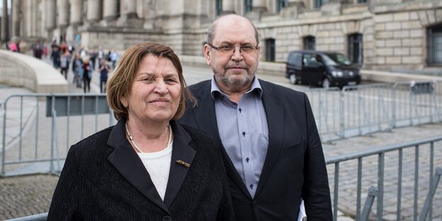 Eine Frau und ein Mann stehen vor dem Reichstagsgebäude Eine Frau und ein Mann stehen vor dem Reichstagsgebäude