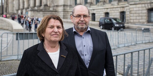 Eine Frau und ein Mann stehen vor dem Reichstagsgebäude