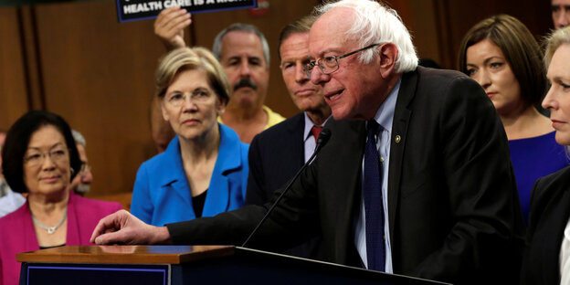 Einige Menschen, darunter Bernie Sanders Einige Menschen, darunter Bernie Sanders