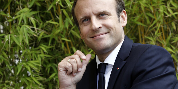 Ein Mann, Emmanuel Macron, vor Grünpflanzen Ein Mann, Emmanuel Macron, vor Grünpflanzen