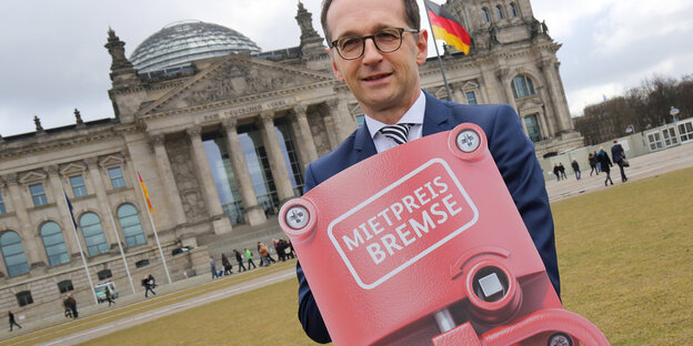 Heiko Maas vor dem Reichstag Heiko Maas vor dem Reichstag
