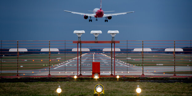 Flugzeug über Landebahn Flugzeug über Landebahn
