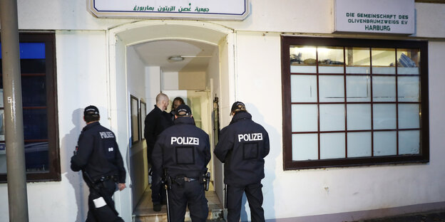 Polizisten vor Morschee Polizisten vor Morschee