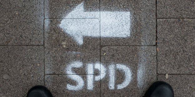 Unter einem nach links zeigenden Pfeil steht SPD Unter einem nach links zeigenden Pfeil steht SPD