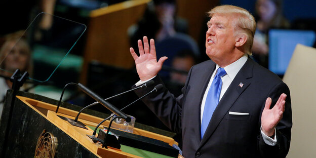 Donald Trump vor einem Rednerpult Donald Trump vor einem Rednerpult