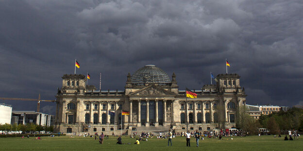 dunkle Wolken über dem Berliner Reichstag dunkle Wolken über dem Berliner Reichstag