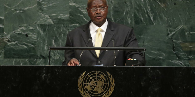 Yoweri Museveni an einem Rednerpult Yoweri Museveni an einem Rednerpult