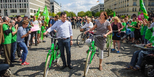 Cem Özdemir und Katrin Göring-Eckardt von den Grünen mit Fahrrädern bei einer Auftaktveranstaltung ihrer Wahlkampftour Cem Özdemir und Katrin Göring-Eckardt von den Grünen mit Fahrrädern bei einer Auftaktveranstaltung ihrer Wahlkampftour