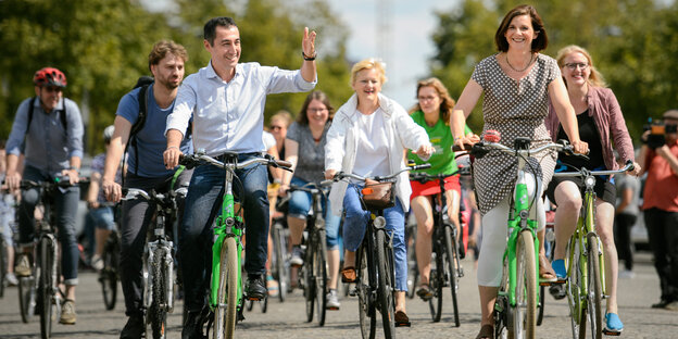 Cem Özdemir und Katrin Göring-Eckardt auf Fahrrädern Cem Özdemir und Katrin Göring-Eckardt auf Fahrrädern