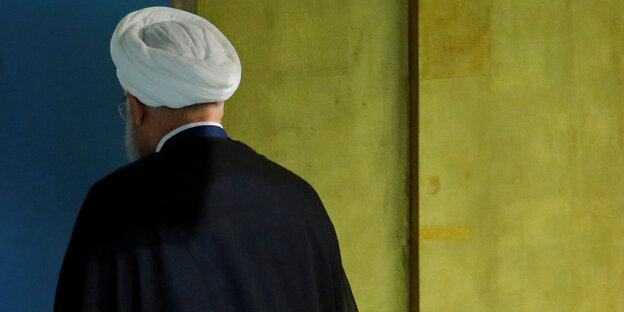 Ein Mann, Hassan Ruhani, von hinten zu sehen Ein Mann, Hassan Ruhani, von hinten zu sehen