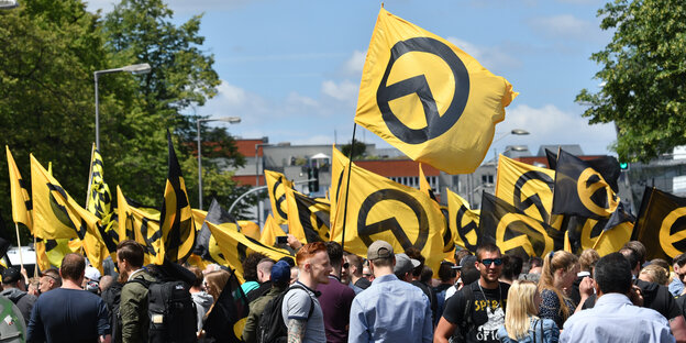 Ein Demozug mit viele Fahnen mit dem Symbol der Identitären Bewegung Ein Demozug mit viele Fahnen mit dem Symbol der Identitären Bewegung