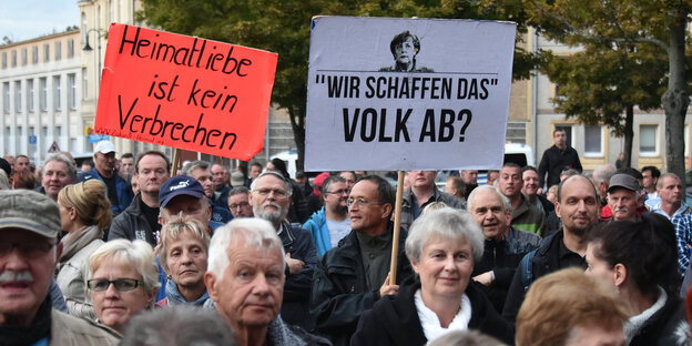 Demo mit "Heimatliebe ist kein Verbrechen"-Plakat