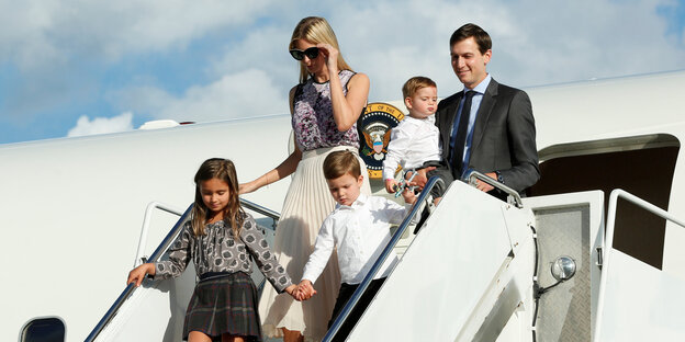 Ivanka Trump mit Familie steigt aus dem Flugzeug. Ivanka Trump mit Familie steigt aus dem Flugzeug.