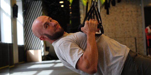 Ein Mann, Oleksandr Chub, bei Fitnessübungen Ein Mann, Oleksandr Chub, bei Fitnessübungen