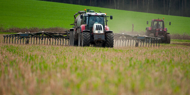 Ein Landwirt bringt am 11.04.2016 bei Linden im Kreis Uelzen (Niedersachsen) Gülle als Dünger auf einem Feld aus Ein Landwirt bringt am 11.04.2016 bei Linden im Kreis Uelzen (Niedersachsen) Gülle als Dünger auf einem Feld aus