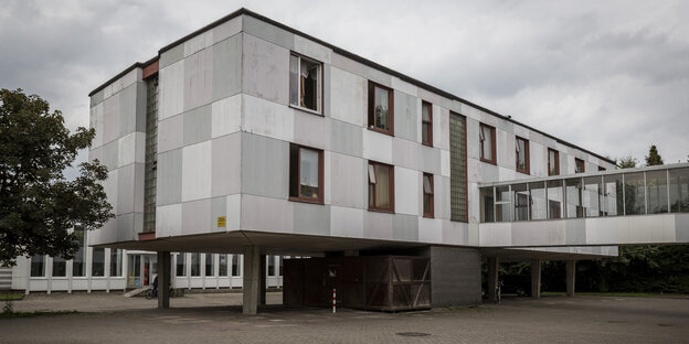 Das Wohnheim von außen ist grau und trist Das Wohnheim von außen ist grau und trist