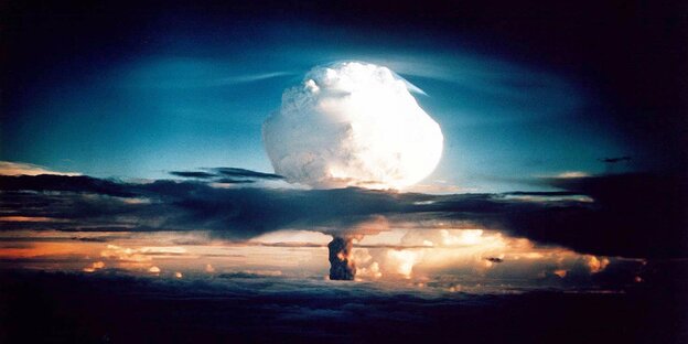 Ein Atompilz: Eine riesige weiße Wolke in Pilzform Ein Atompilz: Eine riesige weiße Wolke in Pilzform