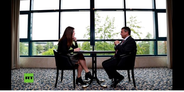 Sigmar Gabriel in dem Studie von RT Deutsch Sigmar Gabriel in dem Studie von RT Deutsch