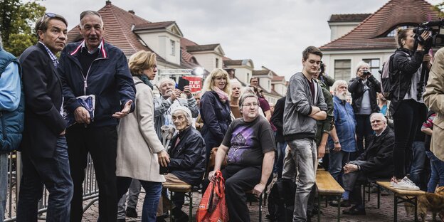 Menschen auf einem Platz Menschen auf einem Platz