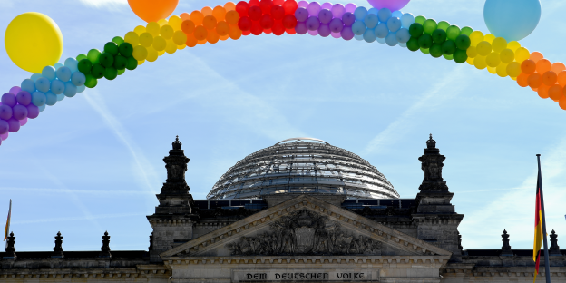 Ein Bogen an bunten Luftballons vor dem Bundestag Ein Bogen an bunten Luftballons vor dem Bundestag
