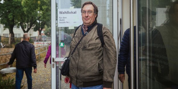 Christian Specht vor dem Wahllokal Christian Specht vor dem Wahllokal