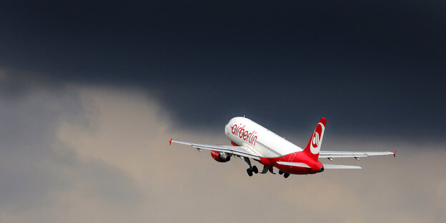 Ein Flugzeug startet in einen dunklen, wolkenverhangenen Himmel Ein Flugzeug startet in einen dunklen, wolkenverhangenen Himmel