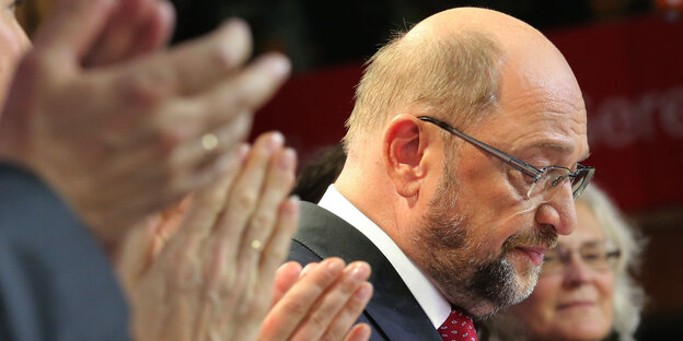 Menschen applaudieren Martin Schulz Menschen applaudieren Martin Schulz