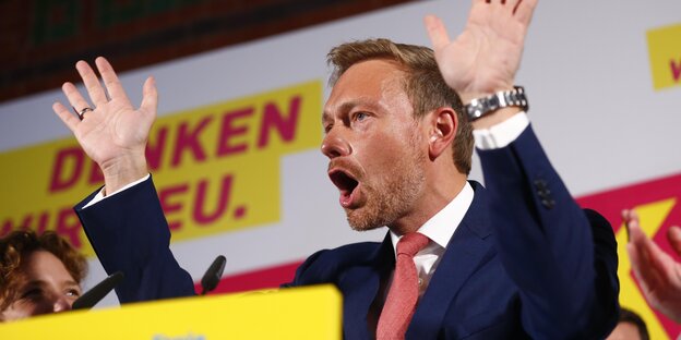 Christian Lindner hält beide Hände hoch Christian Lindner hält beide Hände hoch