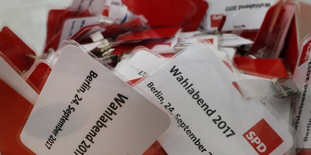 Anstecker der SPD liegen auf einem Haufen Anstecker der SPD liegen auf einem Haufen