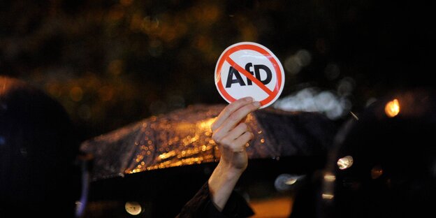 Schild, auf dem AfD durchgestrichen ist Schild, auf dem AfD durchgestrichen ist