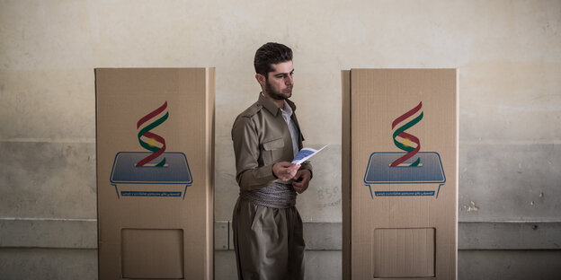 Ein Kurde verlässt mit seinem Stimmzettel die Wahlkabine Ein Kurde verlässt mit seinem Stimmzettel die Wahlkabine