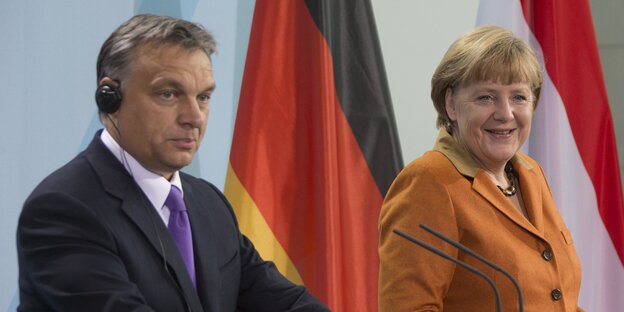 Viktor Orbán steht neben Angela Merkel an einem Pult Viktor Orbán steht neben Angela Merkel an einem Pult