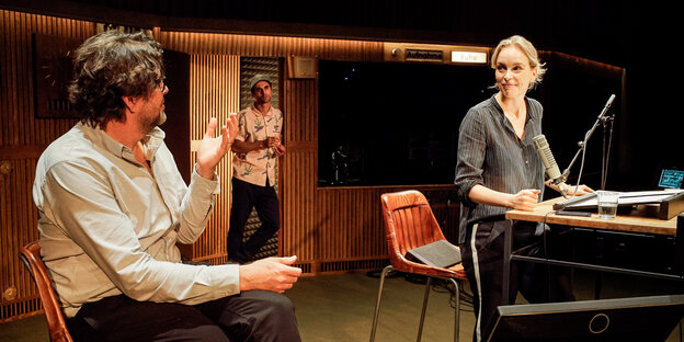 Die Schauspieler Hans-Jochen Wagner, Renato Schuch und Nina Hoss auf der Bühne Die Schauspieler Hans-Jochen Wagner, Renato Schuch und Nina Hoss auf der Bühne