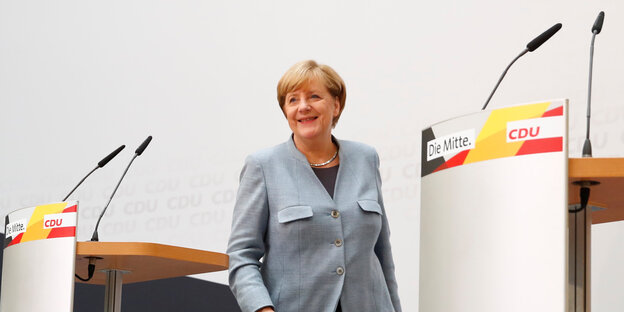Angela Merkel zwischen Mikrofonen Angela Merkel zwischen Mikrofonen