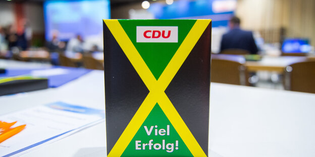 Paket in Jamaika-Farben Paket in Jamaika-Farben
