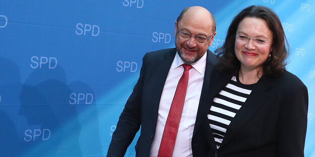Ein Mann und eine Frau gucken freundlich Ein Mann und eine Frau gucken freundlich