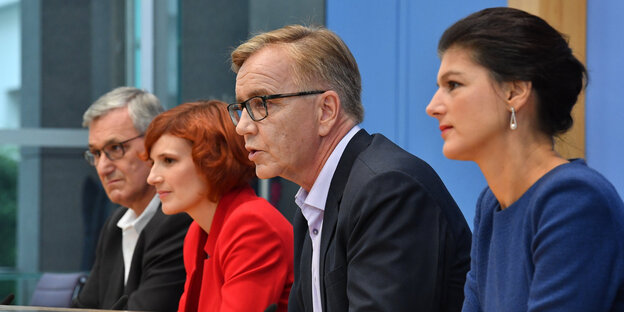 zwei Männer (Bartsch und Riexinger) und zwei Frauen (Wagenknecht und Kipping) auf einem Podium zwei Männer (Bartsch und Riexinger) und zwei Frauen (Wagenknecht und Kipping) auf einem Podium