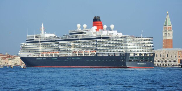 Ein großes Schiff, es ist die Queen Elizabeth Ein großes Schiff, es ist die Queen Elizabeth