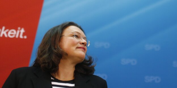 Andrea Nahles in schwarzem Kostüm lächelt und guckt nach rechts oben Andrea Nahles in schwarzem Kostüm lächelt und guckt nach rechts oben