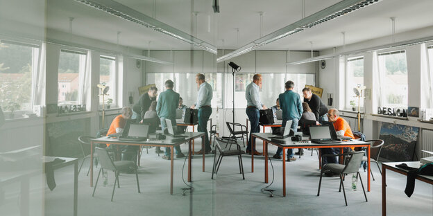 Ein Büro, das sich in einer milchigen Scheibe spiegelt Ein Büro, das sich in einer milchigen Scheibe spiegelt
