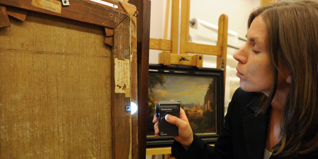 Eine Frau, Kunsthistorikerin Claudia Andraschke, bei der Arbeit Eine Frau, Kunsthistorikerin Claudia Andraschke, bei der Arbeit
